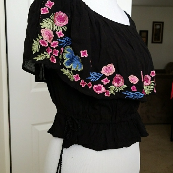 Off shoulder embroidery top - Picture 3 of 6